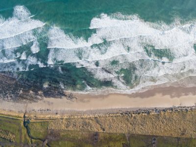 Photo Bodyboarder catching wave